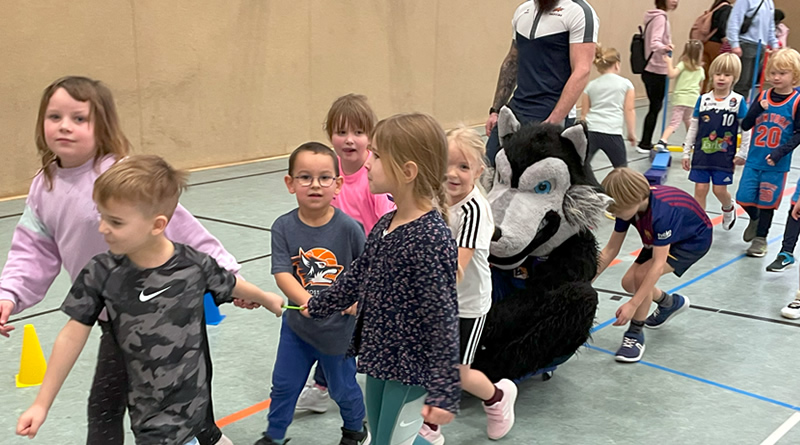 Begeisterte KITA-Kids bei Wolfis 2. Winterwelt, präsentiert von der AOK Nordost Begeisterte KITA-Kids bei Wolfis 2. Winterwelt, präsentiert von der AOK Nordost