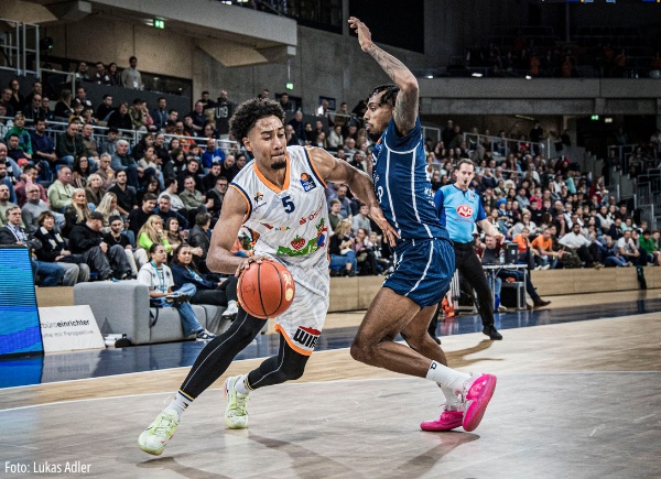 D’Shawn Schwartz verlängert bei den Wölfen