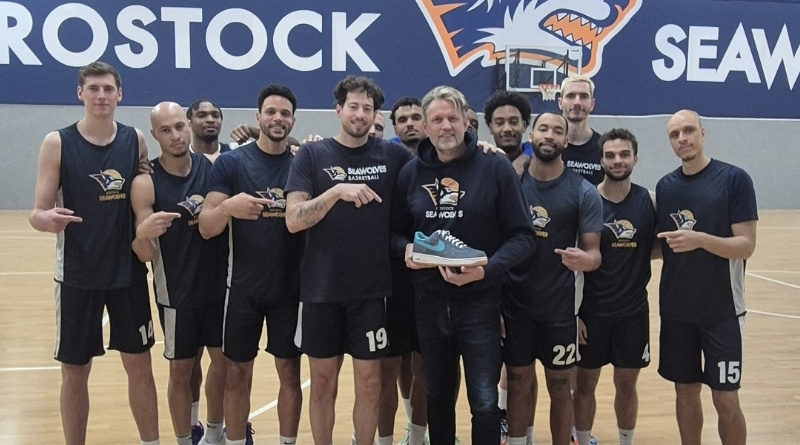 Hand in Hand in Norddeutschland: Nowitzki-Schuh für den guten Zweck ersteigern Hand in Hand in Norddeutschland: Nowitzki-Schuh für den guten Zweck ersteigern