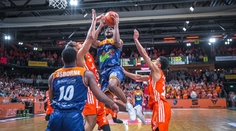 Hamilton führt SEAWOLVES zum 3. Sieg in Serie Hamilton führt SEAWOLVES zum 3. Sieg in Serie