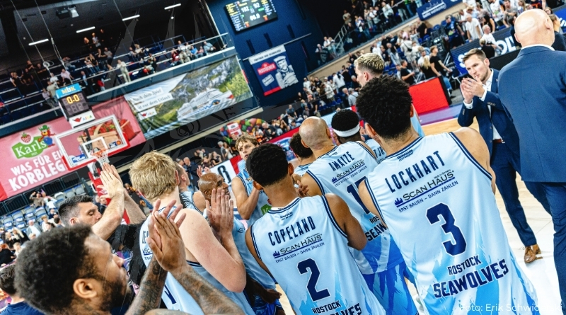 SEAWOLVES feiern Auftaktsieg gegen Phoenix Hagen SEAWOLVES feiern Auftaktsieg gegen Phoenix Hagen